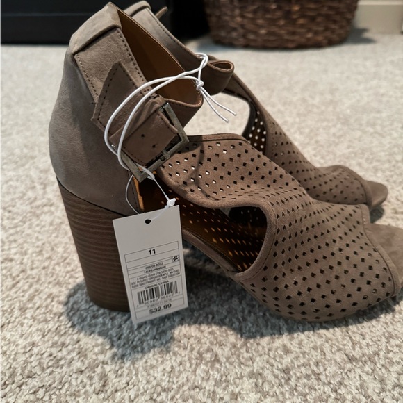 Women’s heels new with tags - Picture 2 of 3